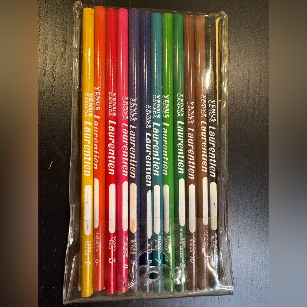 Laurentian set of 12 in sharpened pencil crayons